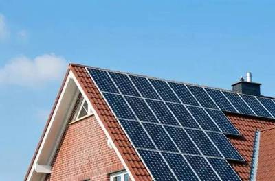 有屋頂就能裝？家用太陽能與風能發電站安裝全解析